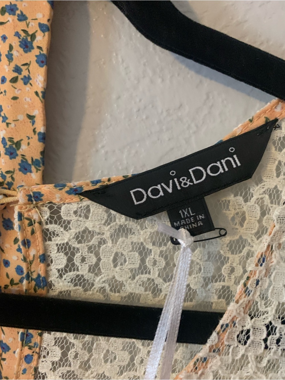 DAVI & DANI Cream Lace-Neckline Yellow Floral Midi Dress 1X - Picture 5 of 8